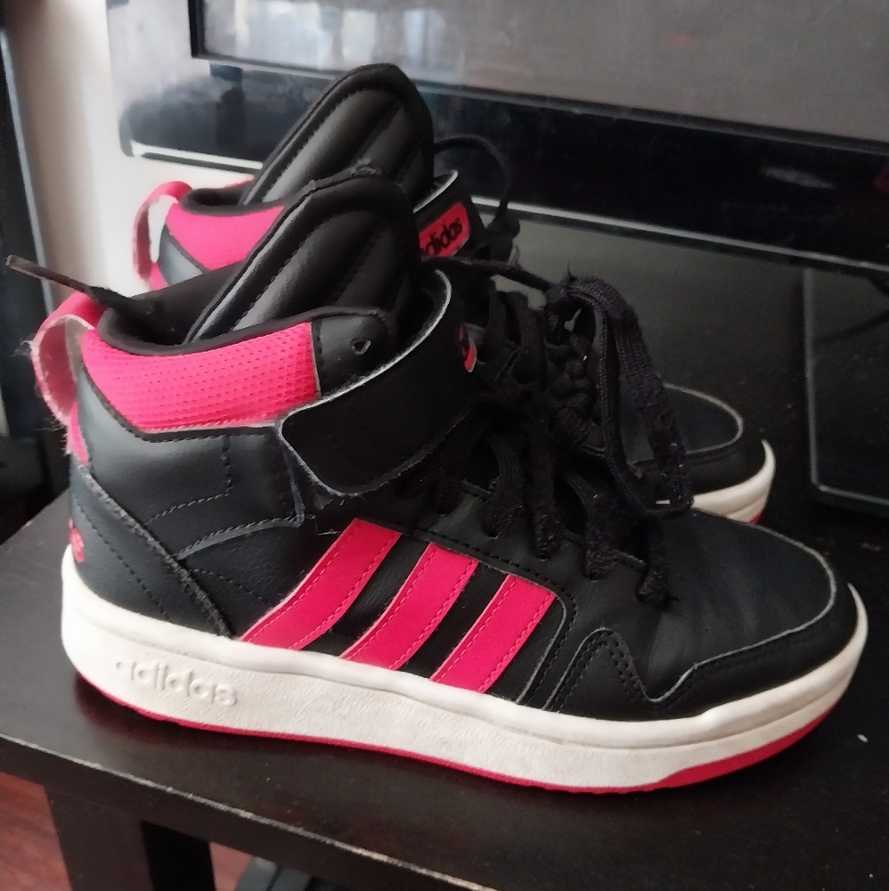 Adidas boy size 4